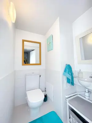 Salle de bains dans l'établissement Loft duplex face au port, grande terrasse, plage pied, parking