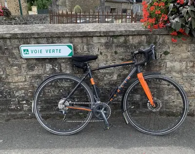 Vélo sur le terrain de l'établissement Rue Veillon ou dans les environs