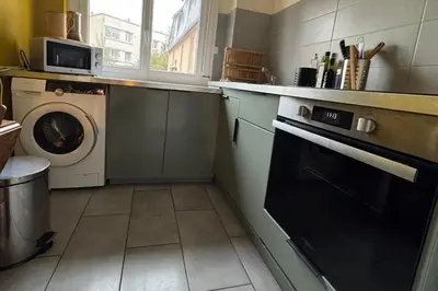 Cuisine ou kitchenette dans l'établissement Charming 44m near downtown