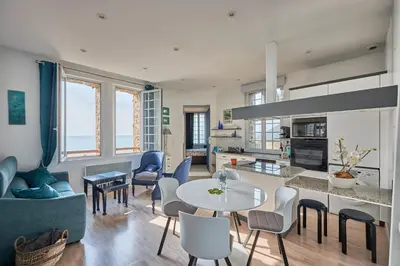 Cuisine ou kitchenette dans l'établissement Château de Chimay - Appt en front de mer