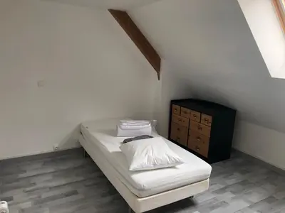 Un ou plusieurs lits dans un hébergement de l'établissement FENUA : gite 5 chambres 10 couchages en ville