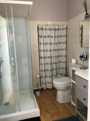 Salle de bains dans l'établissement Le Logis du Gast chambre verte