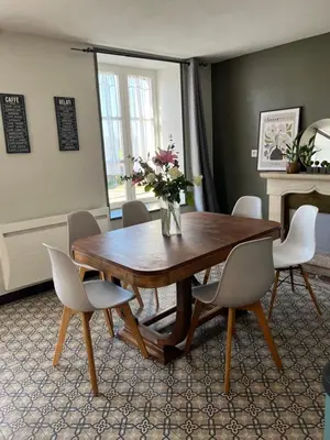 Coin salon dans l'établissement Maison de vacances vaux sur seulles