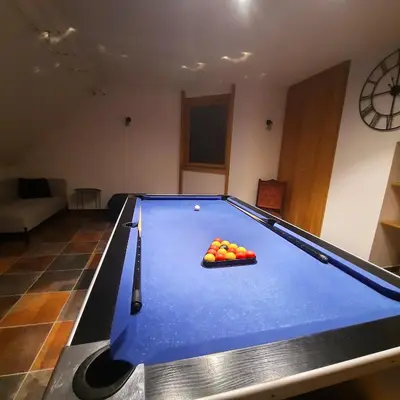 Billard dans l'établissement Magnifique villa avec piscine intérieure