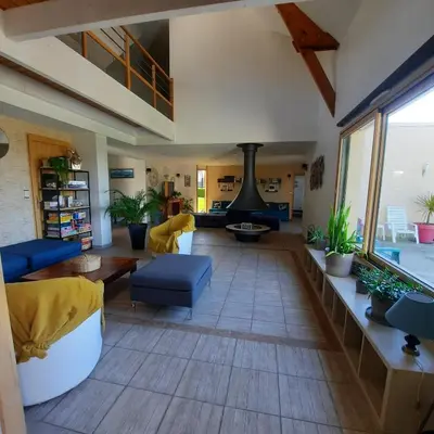 Coin salon dans l'établissement Magnifique villa avec piscine intérieure
