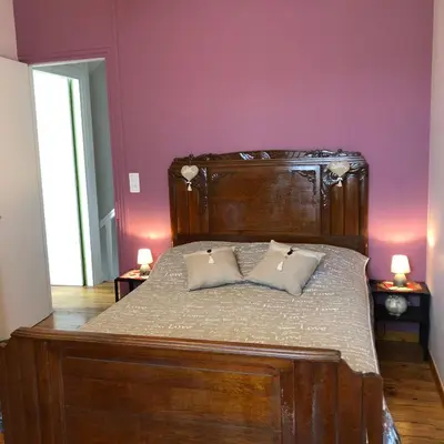 Un ou plusieurs lits dans un hébergement de l'établissement Le Logis du Gast chambre rose