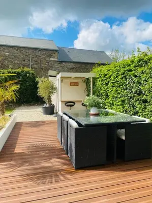 Jardin de l'établissement Les 3 Pommiers : gîte en Suisse Normande