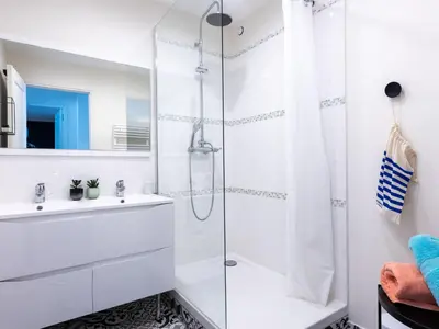 Salle de bains dans l'établissement Apartment Vue Eméraude by Interhome