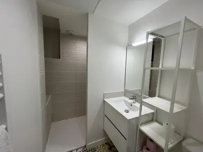 Salle de bains dans l'établissement Riva, Appt rénové dans le bourg de Ouistreham