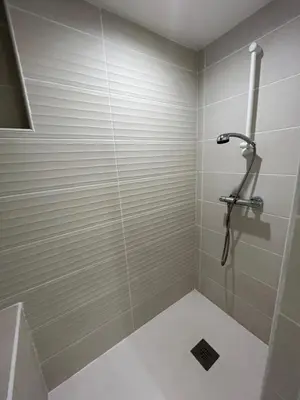 Salle de bains dans l'établissement Riva, Appt rénové dans le bourg de Ouistreham