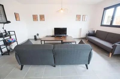 Télévision ou salle de divertissement dans l'établissement Villa en bord de mer SPA / Sauna (N)