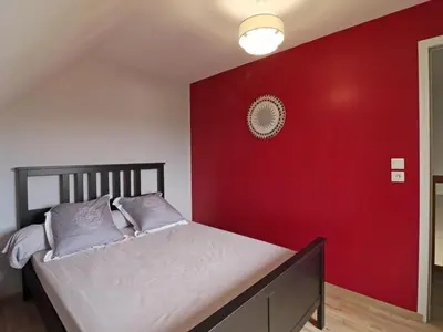 Un ou plusieurs lits dans un hébergement de l'établissement Maison rénovée avec jardin clos, 3 chambres, recharge EV gratuite, proche Suisse Normande - FR-1-497-178