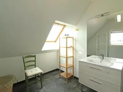 Salle de bains dans l'établissement Maison rénovée avec jardin clos, 3 chambres, recharge EV gratuite, proche Suisse Normande - FR-1-497-178