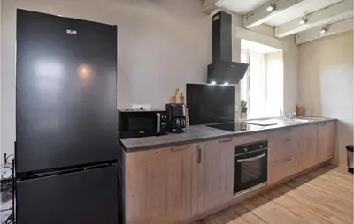 Cuisine ou kitchenette dans l'établissement Cozy Home In Saint-Brice-De-Landell