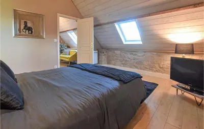 Télévision ou salle de divertissement dans l'établissement Cozy Home In Saint-Brice-De-Landell