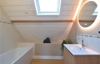 Salle de bains dans l'établissement Cozy Home In Saint-Brice-De-Landell