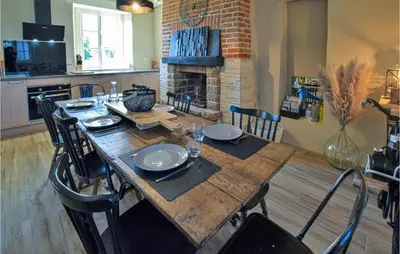 Cuisine ou kitchenette dans l'établissement Cozy Home In Saint-Brice-De-Landell