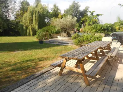 Jardin de l'établissement GÎTE LA TOURELLE AVEC PISCINE chauffée - 5 mn de la mer et Cabourg