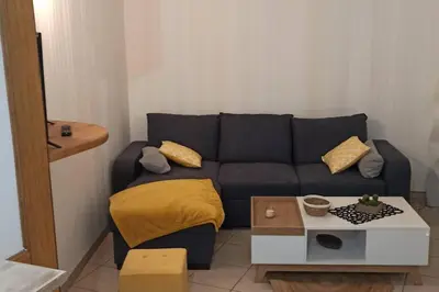 Coin salon dans l'établissement Petite maison de bourg proche A84
