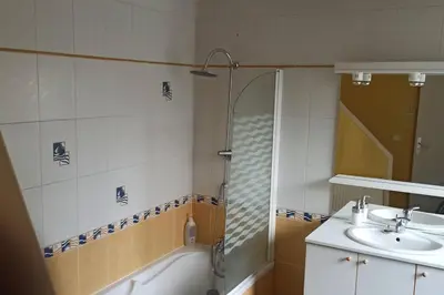 Salle de bains dans l'établissement Petite maison de bourg proche A84