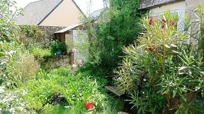 Jardin de l'établissement Logis proche des plages du débarquement