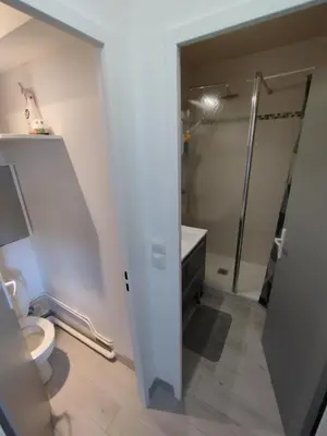 Salle de bains dans l'établissement Le charme de Cabourg