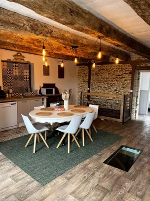 Cuisine ou kitchenette dans l'établissement Domaine de la Ville Chérel, maison en pierre