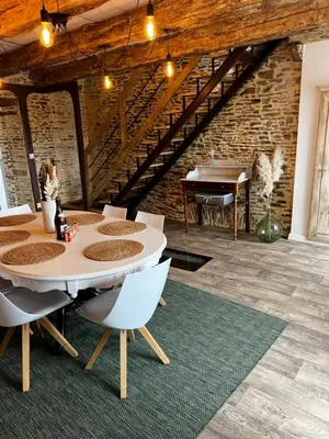 Coin salon dans l'établissement Domaine de la Ville Chérel, maison en pierre