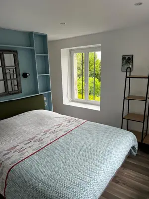 Un ou plusieurs lits dans un hébergement de l'établissement Domaine de la Ville Chérel, maison en pierre