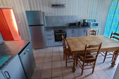 Cuisine ou kitchenette dans l'établissement Gîte le Mont, à la campagne en Normandie, proche du Mont St Michel