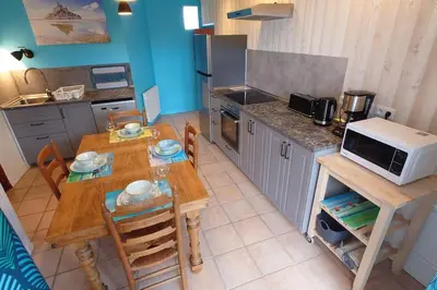 Cuisine ou kitchenette dans l'établissement Gîte le Mont, à la campagne en Normandie, proche du Mont St Michel