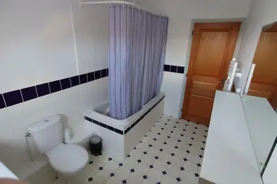 Salle de bains dans l'établissement Gîte la Mer, à la campagne en Normandie, proche du Mont St Michel