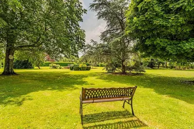 Jardin de l'établissement Maison charmante à Cartigny-l'Épinay avec jardin généreux