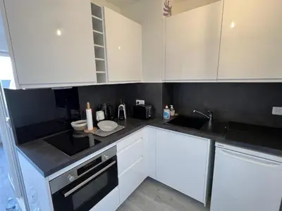 Cuisine ou kitchenette dans l'établissement Cabourg: Duplex Rénové 2P, Plage Directe, Fibre - FR-1-487-351