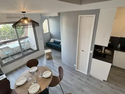 Cuisine ou kitchenette dans l'établissement Cabourg: Duplex Rénové 2P, Plage Directe, Fibre - FR-1-487-351
