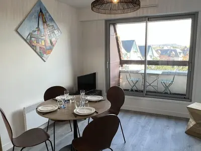 Coin salon dans l'établissement Cabourg: Duplex Rénové 2P, Plage Directe, Fibre - FR-1-487-351