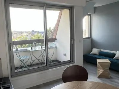 Coin salon dans l'établissement Cabourg: Duplex Rénové 2P, Plage Directe, Fibre - FR-1-487-351