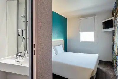 Un ou plusieurs lits dans un hébergement de l'établissement HOTEL F1 SAINT-LO