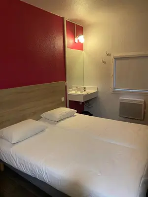 Un ou plusieurs lits dans un hébergement de l'établissement HOTEL F1 SAINT-LO