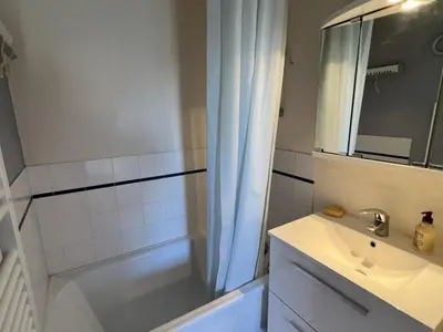 Salle de bains dans l'établissement Appartement 2 pièces avec balcon et accès direct plage à Cabourg, animaux admis - FR-1-487-352
