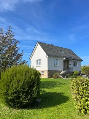 Jardin de l'établissement Maison familiale face à la mer