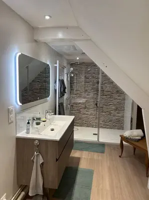 Salle de bains dans l'établissement Maison familiale face à la mer
