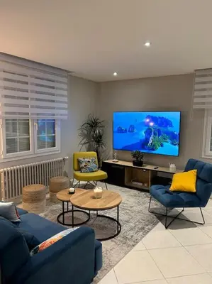Télévision ou salle de divertissement dans l'établissement Maison familiale face à la mer