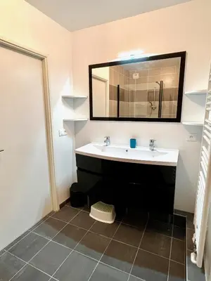 Salle de bains dans l'établissement T4 avec grande terrasse et parking privé