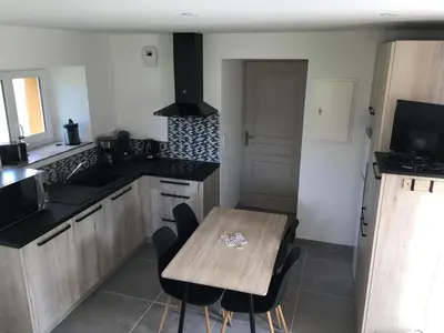 Cuisine ou kitchenette dans l'établissement la violette