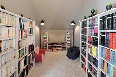 Bibliothèque dans la maison de vacances