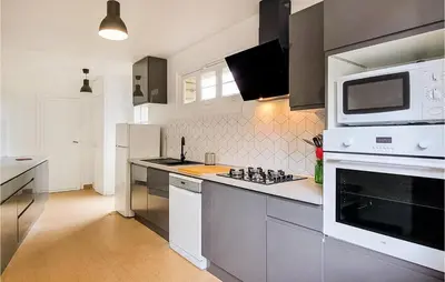 Cuisine ou kitchenette dans l'établissement Awesome Home In Colombieres With Wifi