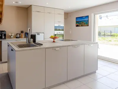 Cuisine ou kitchenette dans l'établissement Holiday Home Paradis des Dunes by Interhome