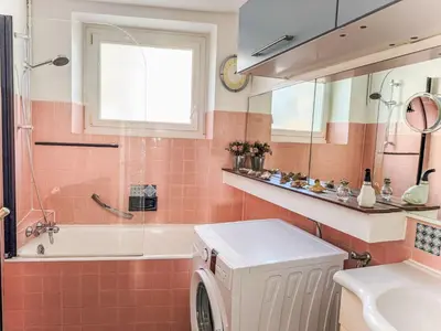 Salle de bains dans l'établissement Apartment L'Emeraude by Interhome