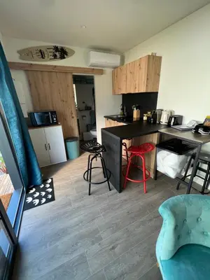 Cuisine ou kitchenette dans l'établissement Charmante maison à 2 pas de la mer avec son jardin pour 2 adultes et 2 enfants